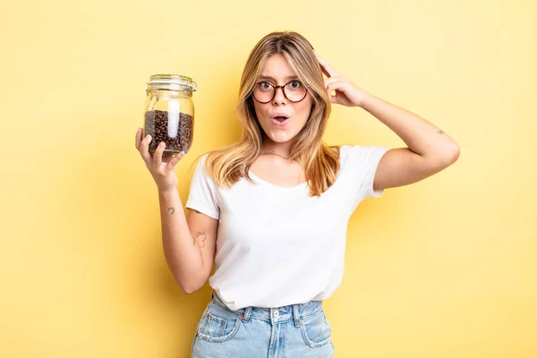 Menina Loira Bonita Olhando Feliz Surpreso Surpreso Grãos Café Conceito — Fotografia de Stock