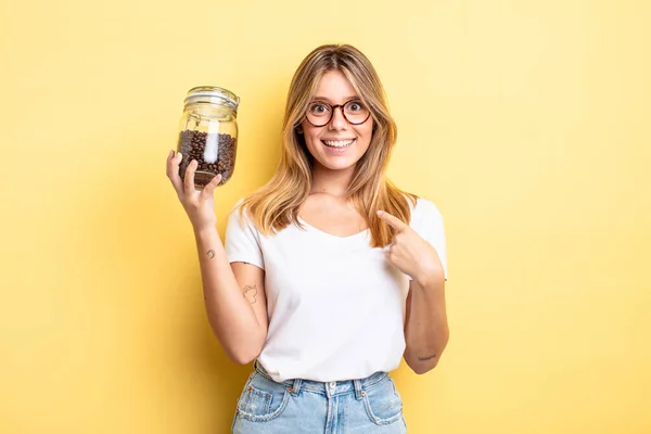 Menina Loira Bonita Sentindo Feliz Apontando Para Mesmo Com Animado — Fotografia de Stock