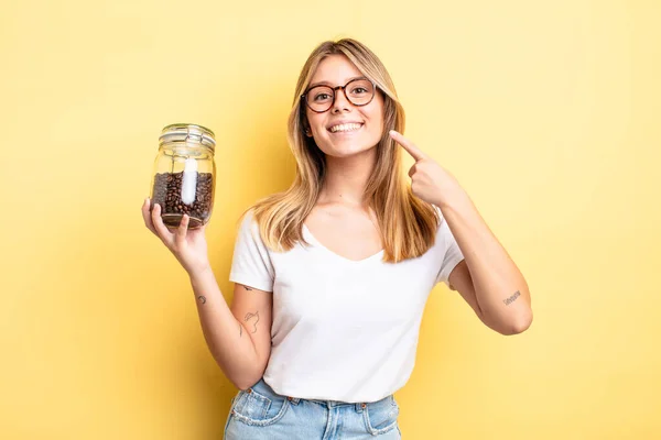 Menina Loira Bonita Sorrindo Confiantemente Apontando Para Próprio Sorriso Largo — Fotografia de Stock