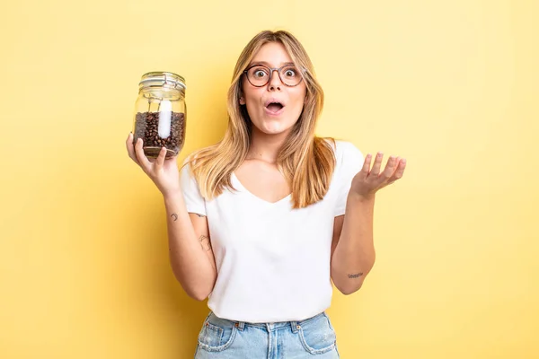 Menina Loira Bonita Surpreso Chocado Surpreso Com Uma Surpresa Inacreditável — Fotografia de Stock