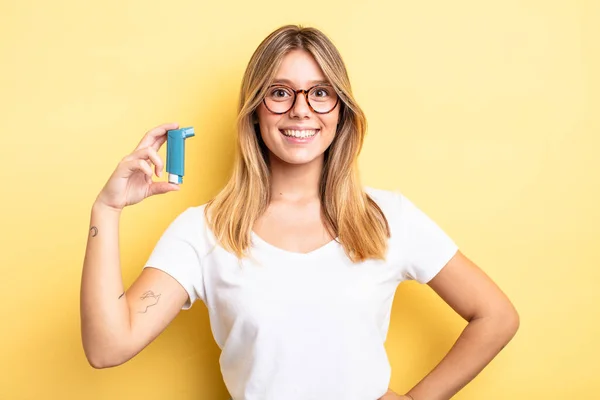 Mooi Blond Meisje Glimlachen Gelukkig Met Een Hand Heup Zelfverzekerd — Stockfoto