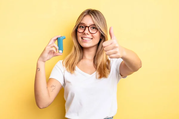 Mooi Blond Meisje Voelt Zich Trots Positief Glimlachend Met Duimen — Stockfoto