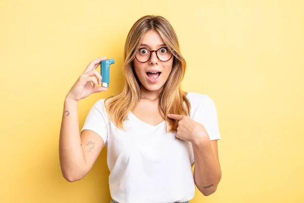 Mooi Blond Meisje Voelt Zich Gelukkig Wijzend Naar Zichzelf Met — Stockfoto