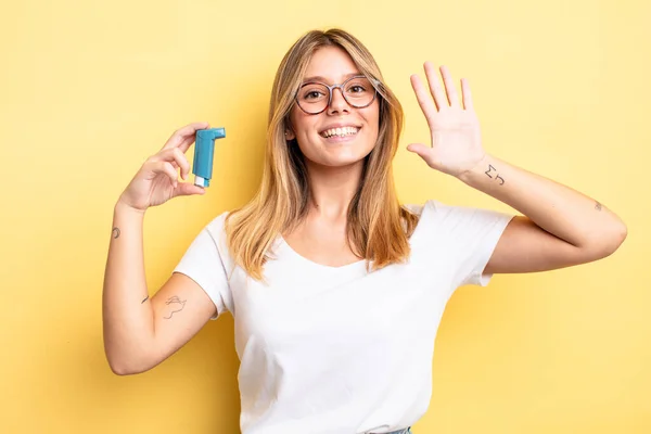 Mooi Blond Meisje Glimlachend Gelukkig Zwaaiende Hand Verwelkomen Groeten Concept — Stockfoto