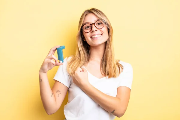 Mooi Blond Meisje Voelt Zich Gelukkig Geconfronteerd Met Een Uitdaging — Stockfoto