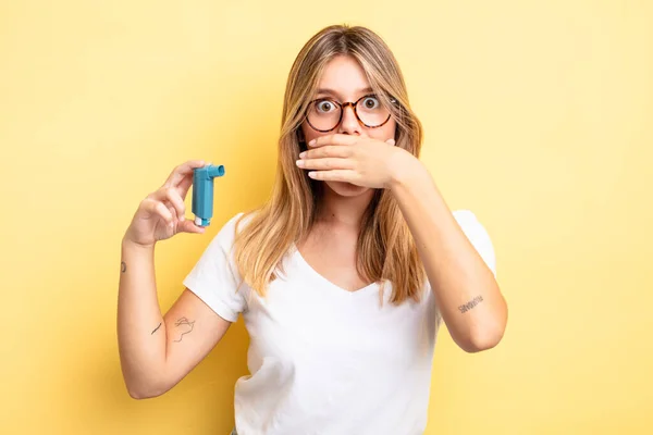 Pretty Blonde Girl Covering Mouth Hands Shocked Asthma Inhaler Concept — Stock Photo, Image