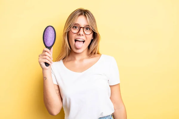 Mooi Blond Meisje Met Vrolijke Opstandige Houding Grappen Steken Tong — Stockfoto