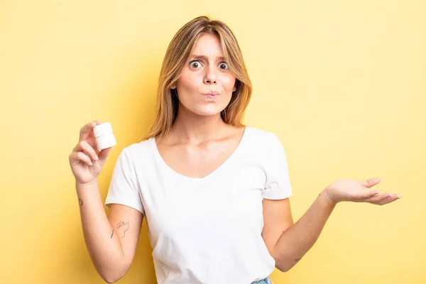 Pretty Blonde Girl Feeling Puzzled Confused Doubting Pills Bottle Concept — Stock Photo, Image