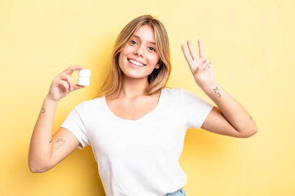 Mooi Blond Meisje Glimlachend Vriendelijk Uitziend Nummer Drie Tonend Pillen — Stockfoto