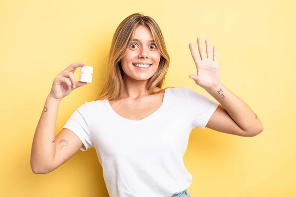 Mooi Blond Meisje Glimlachend Gelukkig Zwaaiende Hand Verwelkomen Groeten Pillen — Stockfoto