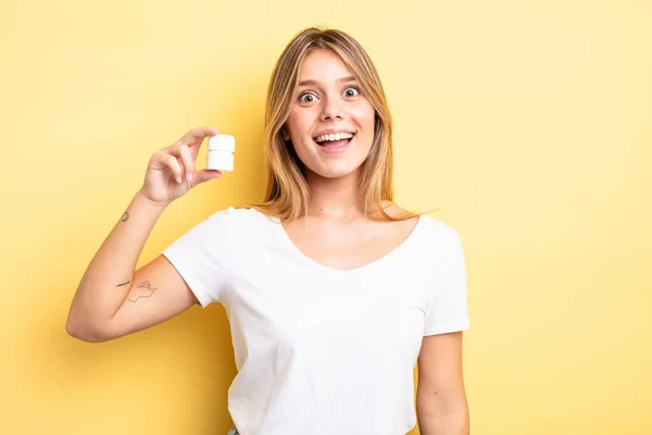 Mooi Blond Meisje Kijken Gelukkig Aangenaam Verrast Pillen Fles Concept — Stockfoto