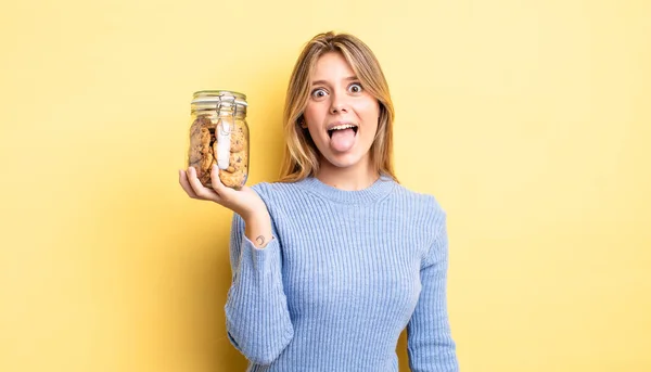 Menina Loira Bonita Com Atitude Alegre Rebelde Brincando Língua Furando — Fotografia de Stock