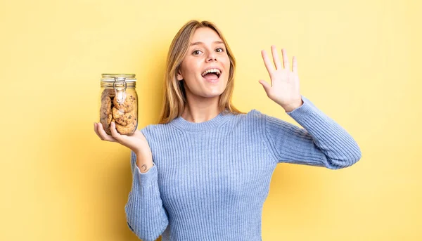 Söt Blond Flicka Ler Glatt Viftande Hand Välkomnande Och Hälsning — Stockfoto