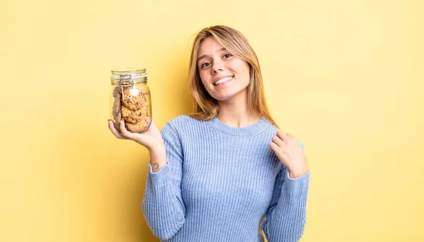 Söt Blond Flicka Ser Arrogant Framgångsrik Positiv Och Stolt Hemmagjorda — Stockfoto