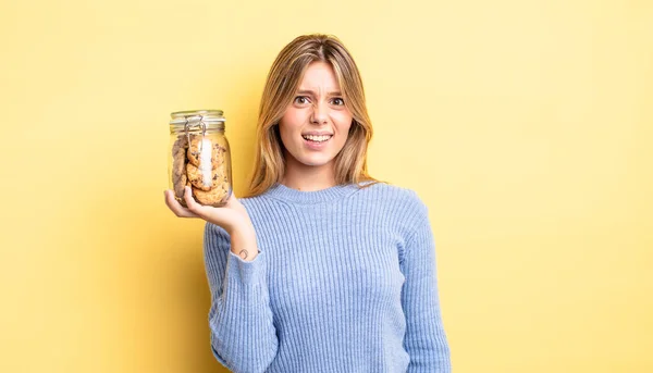 Söt Blond Flicka Känner Sig Förbryllad Och Förvirrad Hemmagjorda Cookies — Stockfoto