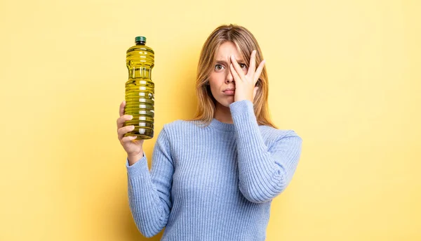 Mooi Blond Meisje Voelt Zich Verveeld Gefrustreerd Slaperig Een Vermoeiende — Stockfoto