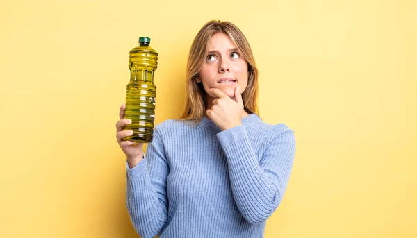 Mooi Blond Meisje Denken Gevoel Twijfelachtig Verward Olijfolieconcept — Stockfoto