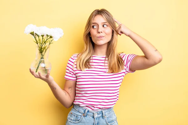 Hübsches Blondes Mädchen Das Glücklich Lächelt Und Tagträumt Oder Zweifelt — Stockfoto