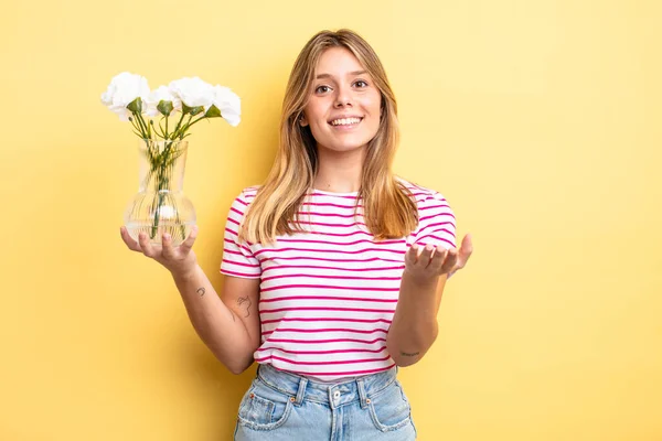 Menina Loira Bonita Sorrindo Feliz Com Amigável Oferecendo Mostrando Conceito — Fotografia de Stock