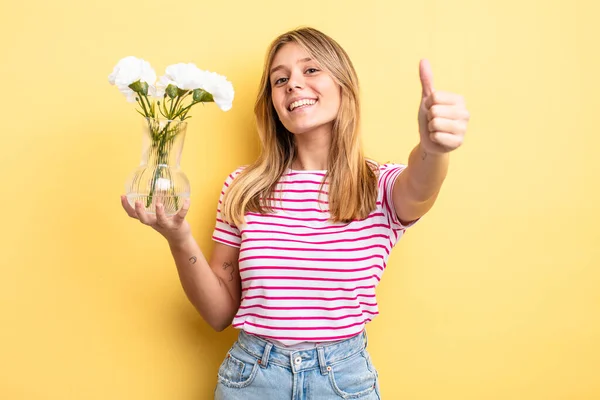 Menina Loira Bonita Sentindo Orgulhoso Sorrindo Positivamente Com Polegares Para — Fotografia de Stock