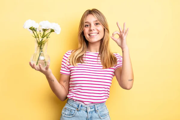 Mooi Blond Meisje Zich Gelukkig Voelen Goedkeuring Tonen Met Een — Stockfoto