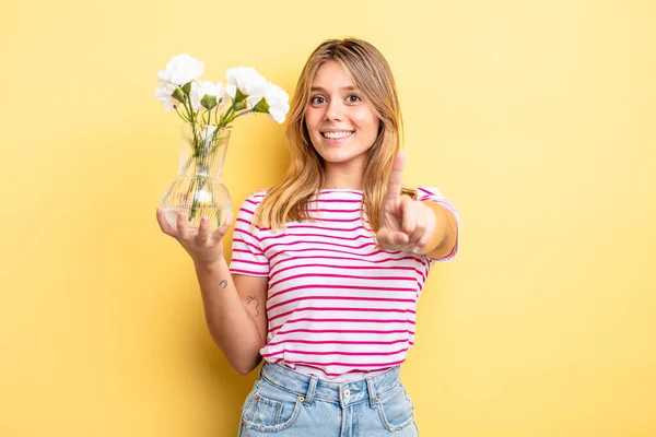 Mooi Blond Meisje Glimlachen Trots Vol Vertrouwen Maken Nummer Een — Stockfoto