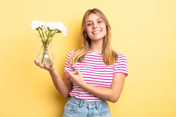 Menina Loira Bonita Sorrindo Alegremente Sentindo Feliz Apontando Para Lado — Fotografia de Stock