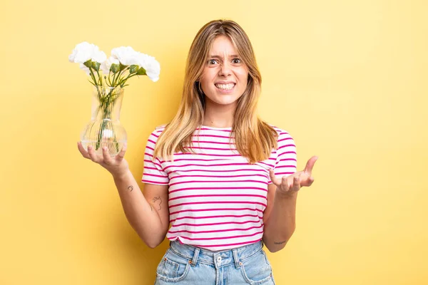 Menina Loira Bonita Olhando Com Raiva Irritado Frustrado Conceito Flores — Fotografia de Stock