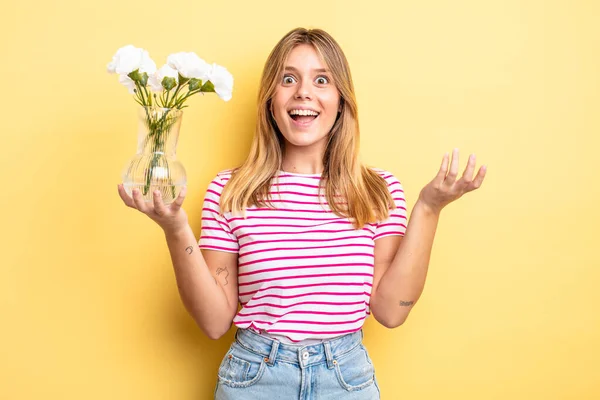 Menina Loira Bonita Sentindo Feliz Surpreso Perceber Uma Solução Ideia — Fotografia de Stock