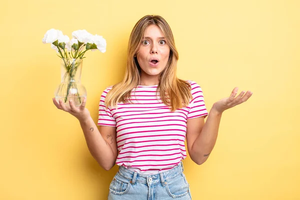 Menina Loira Bonita Sentindo Extremamente Chocado Surpreso Conceito Flores Decorativas — Fotografia de Stock