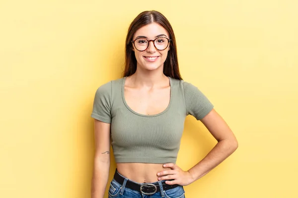 Mujer Bonita Hispana Sonriendo Felizmente Con Una Mano Cadera Actitud —  Fotos de Stock