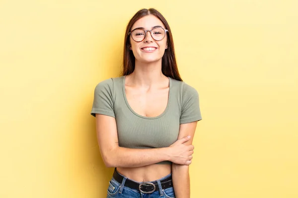 Ispanica Bella Donna Ridere Timidamente Allegramente Con Atteggiamento Amichevole Positivo — Foto Stock