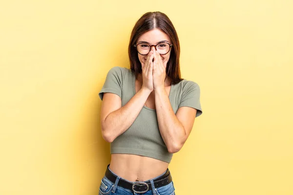 Hispânico Bonita Mulher Olhando Feliz Alegre Sorte Surpreendido Cobrindo Boca — Fotografia de Stock