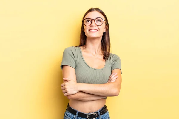 Mujer Bonita Hispana Sintiéndose Feliz Orgullosa Esperanzada Preguntándose Pensando Mirando —  Fotos de Stock