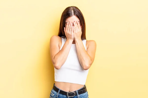 Jolie Femme Hispanique Sentant Triste Frustrée Nerveuse Déprimée Couvrant Visage — Photo