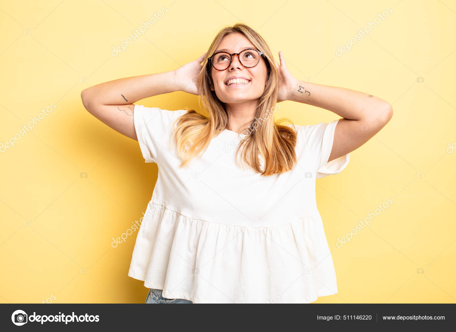 blonde süße frau, die mit der hand am kinn über die schulter schaut und  lächelt 8241392 Stock-Photo bei Vecteezy, image size:1600x1167