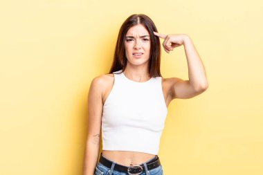 İspanyol güzel kadın şaşkın ve şaşkın hissediyor, deli, deli ya da aklını kaçırmış olduğunu gösteriyor.