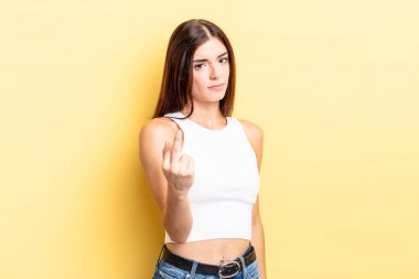 İspanyol güzel kadın kızgın, sinirli, isyankar ve agresif orta parmağını sallayarak karşılık veriyor.