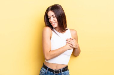 İspanyol güzel kadın üzgün, yaralı ve kalbi kırık görünüyor, iki elini de kalbe yakın tutuyor, ağlıyor ve bunalımda.