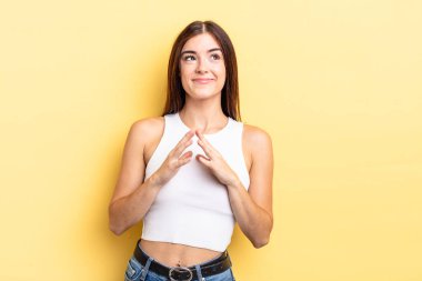 İspanyol güzel kadın gururlu, yaramaz ve kibirli. Şeytani bir plan yaparken ya da bir numara düşünürken.