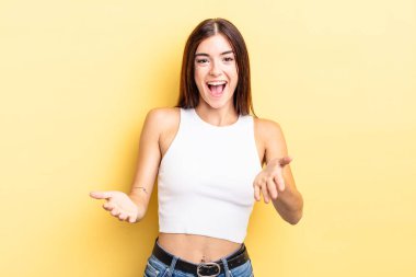 İspanyol güzel kadın kendini mutlu, şaşkın, şanslı ve şaşırmış hissediyor. Sanki her şeyi ciddiye alıyormuş gibi. İnanılmaz!