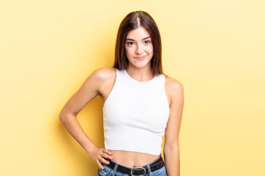 İspanyol güzel kadın gururlu, kendine güvenen, havalı, küstah ve küstah görünüyor, gülümsüyor, başarılı hissediyor.