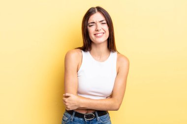 İspanyol güzel bir kadın endişeli, hasta, hasta ve mutsuz hissediyor. Ağrılı bir mide ağrısı veya grip geçiriyor.