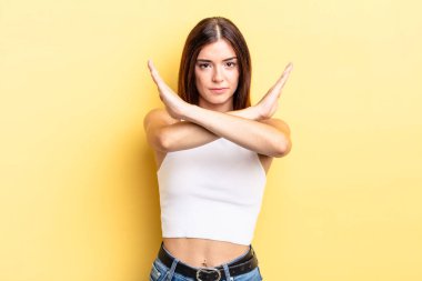 Hispanik güzel kadın senin tavırlarından rahatsız ve bıkkın görünüyor, yeter! Eller önde çapraz, durmanı söylüyor.