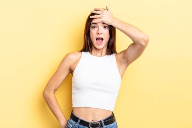 Latin kökenli güzel bir kadın unutulmuş bir süre için panikliyor, stresli hissediyor, bir pisliği örtbas etmek zorunda kalıyor ya da hata yapıyor.