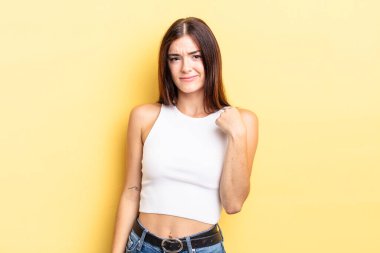 İspanyol güzel kadın kibirli, başarılı, pozitif ve gururlu görünüyor, kendini gösteriyor.