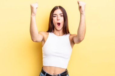 İspanyol güzel kadın inanılmaz bir başarıyı kutluyor. Kazanan gibi, heyecanlı ve mutlu görünüyor. Al bunu.!