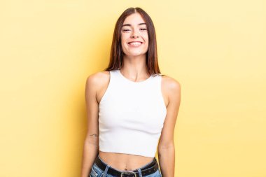 İspanyol güzel kadın mutlu ve şapşal görünüyor. Geniş, eğlenceli, deli gülüşü ve gözleri açık.