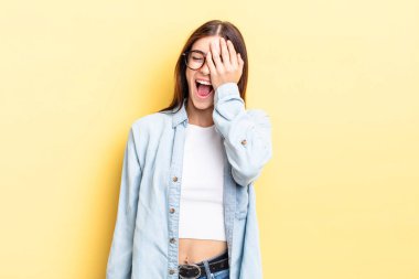 İspanyol kadın gülüyor ve alnına şaplak atıyor. Unuttum ya da aptalca bir hataydı.