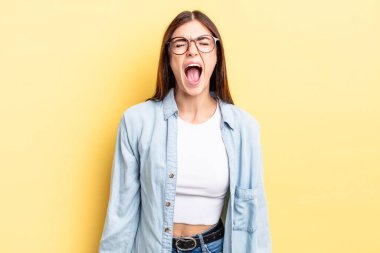İspanyol güzel kadın agresif bir şekilde bağırıyor, çok kızgın, hayal kırıklığına uğramış, öfkeli ya da sinirli görünüyor, hayır